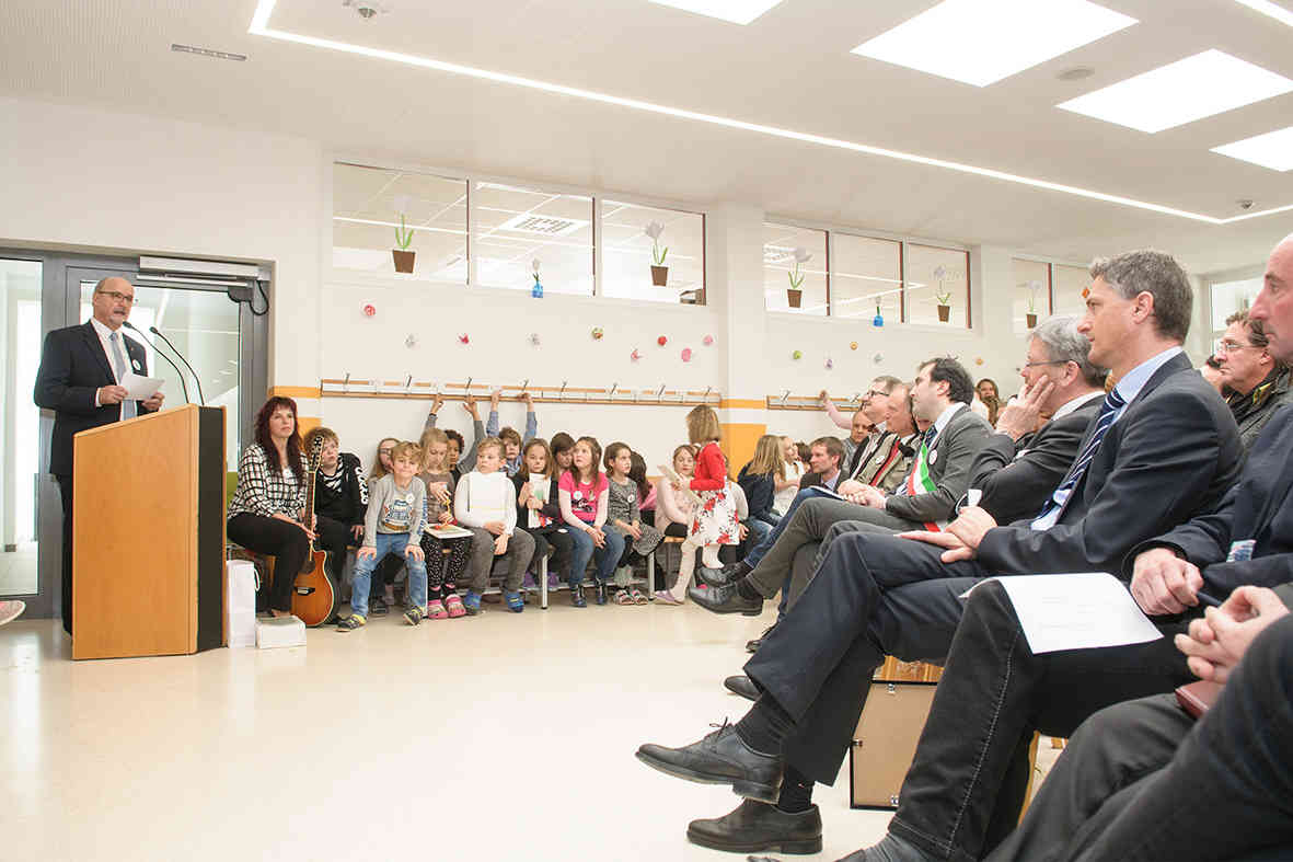 Eröffnung der Volksschule Treffen