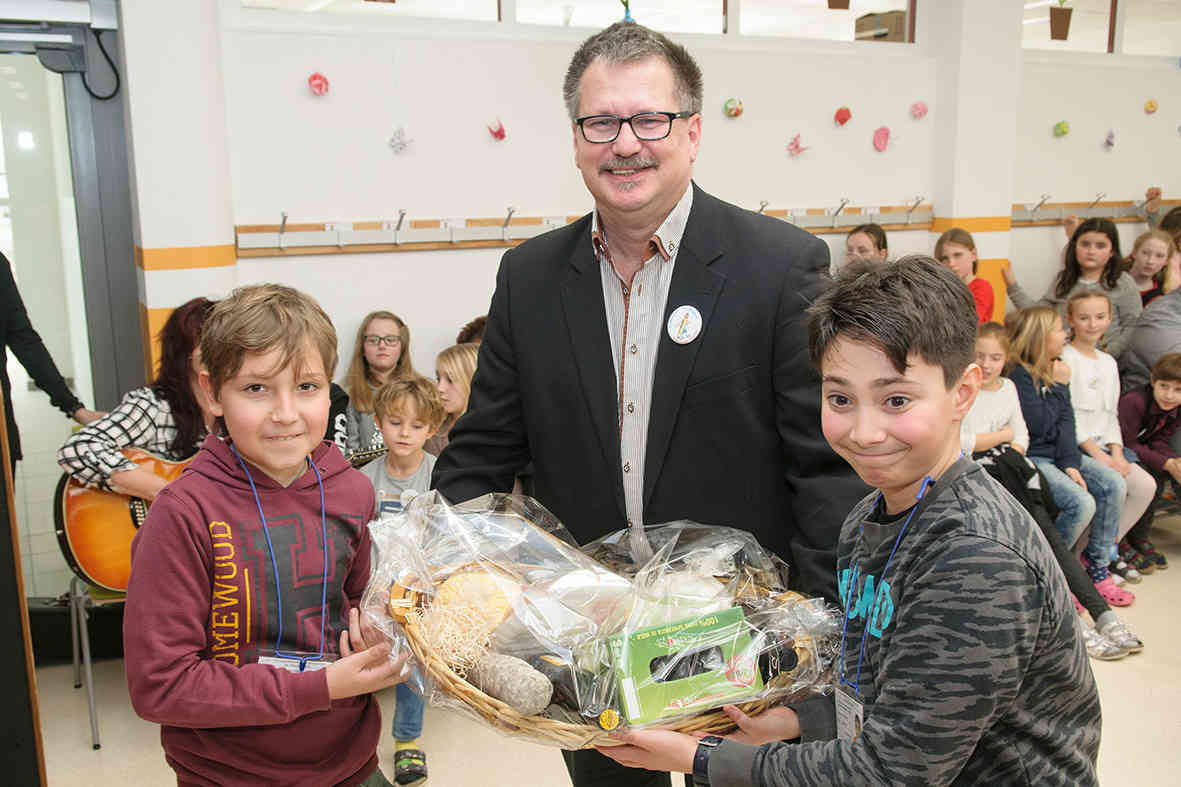 Eröffnung der Volksschule Treffen