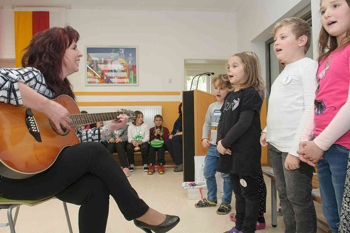 Eröffnung der Volksschule Treffen